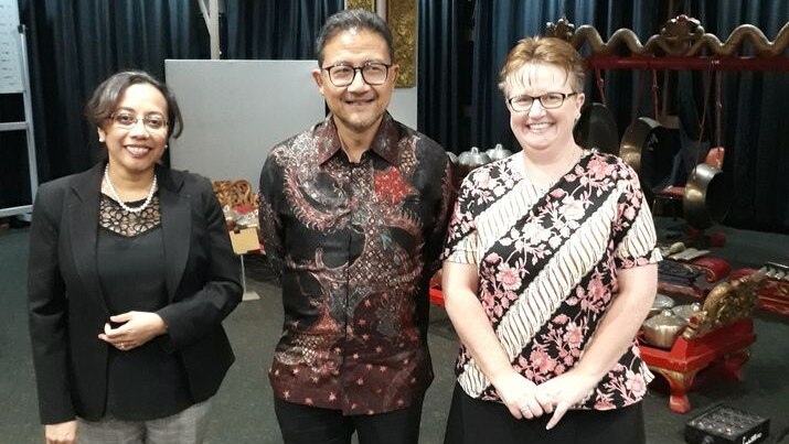 Liz Formby berasama Dubes Indonesia untuk Australia Kristiarto Legowo (tengah) dan Konjen RI di Melbourne Spica Tutuhatunewa.