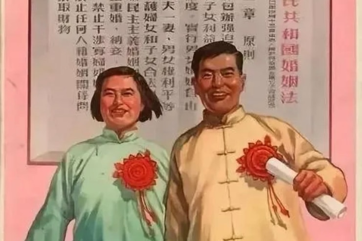 一对夫妇站在结婚证大字报前