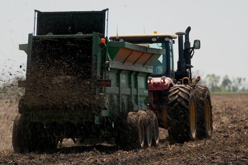 Photo d'une machine épandant des biosolides.