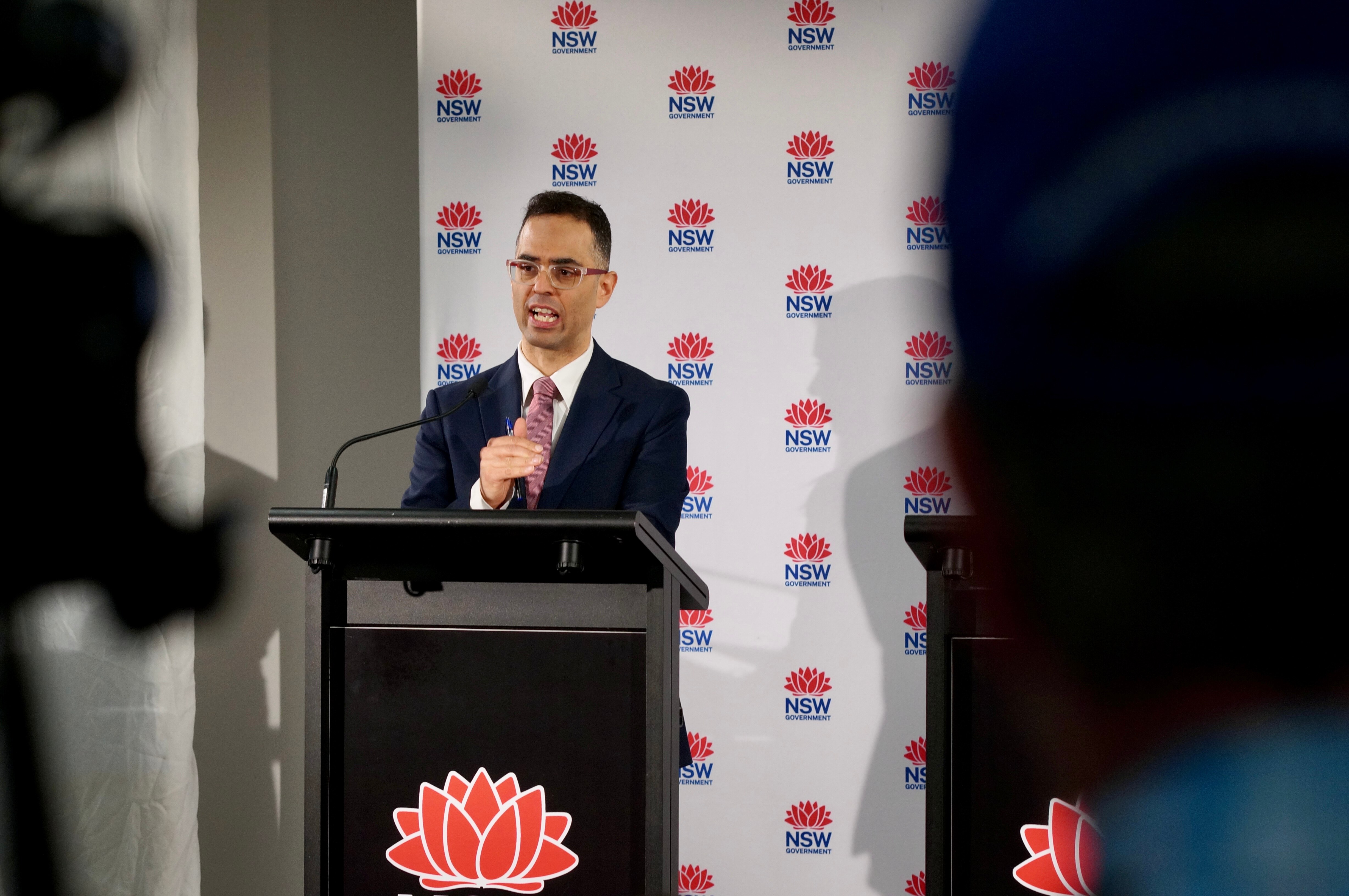 State and Federal Governments clash over road and rail funding - ABC listen