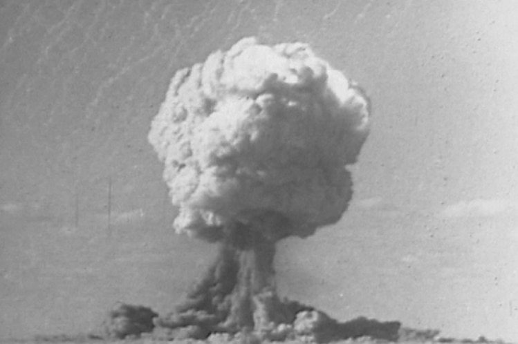 Архивни кадри от ядрен опит в Маралинга.