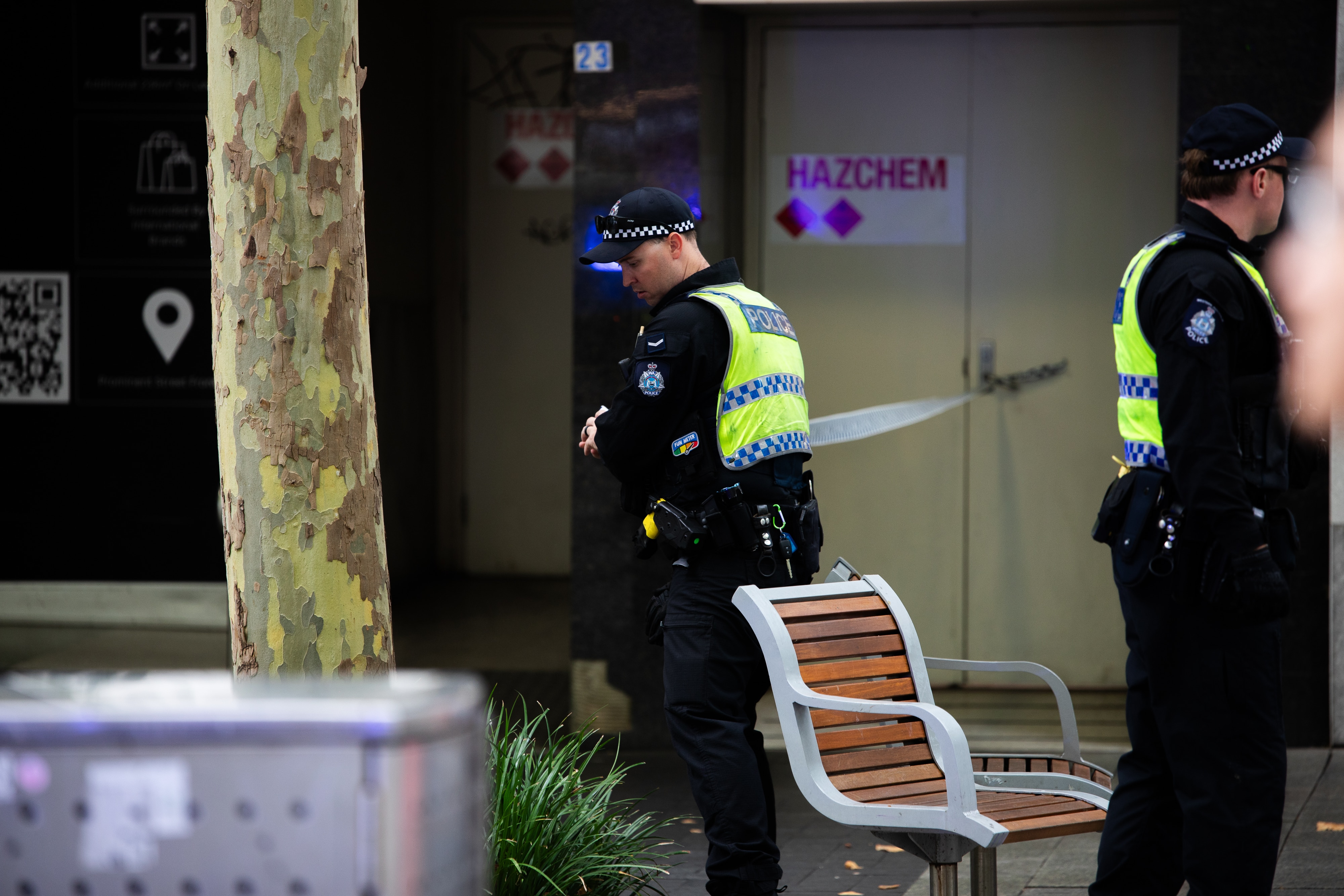 Un oficial de policía extiende cinta protectora.