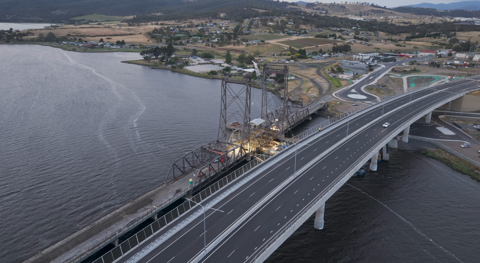 Vista aérea del antiguo y nuevo puente Bridgewater