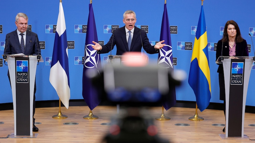 Генеральный секретарь НАТО выступает на пресс-конференции с министрами иностранных дел Финляндии и Швеции.