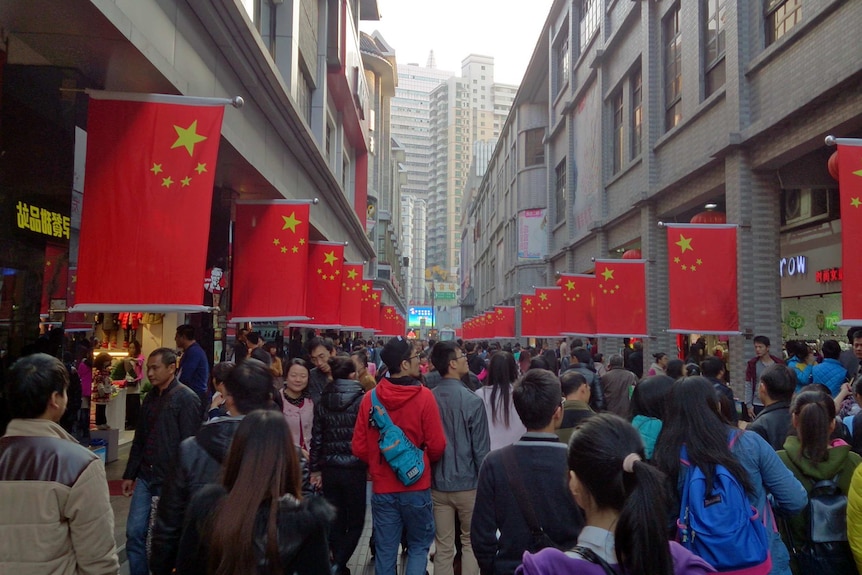 Jalanan yang sibuk dengan banyak bendera China