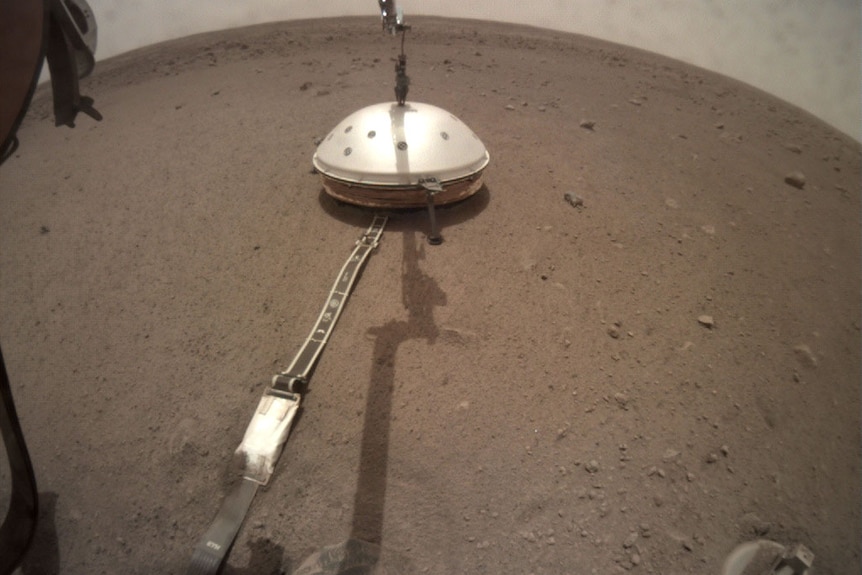 Image of InSight's seismometer on Mars