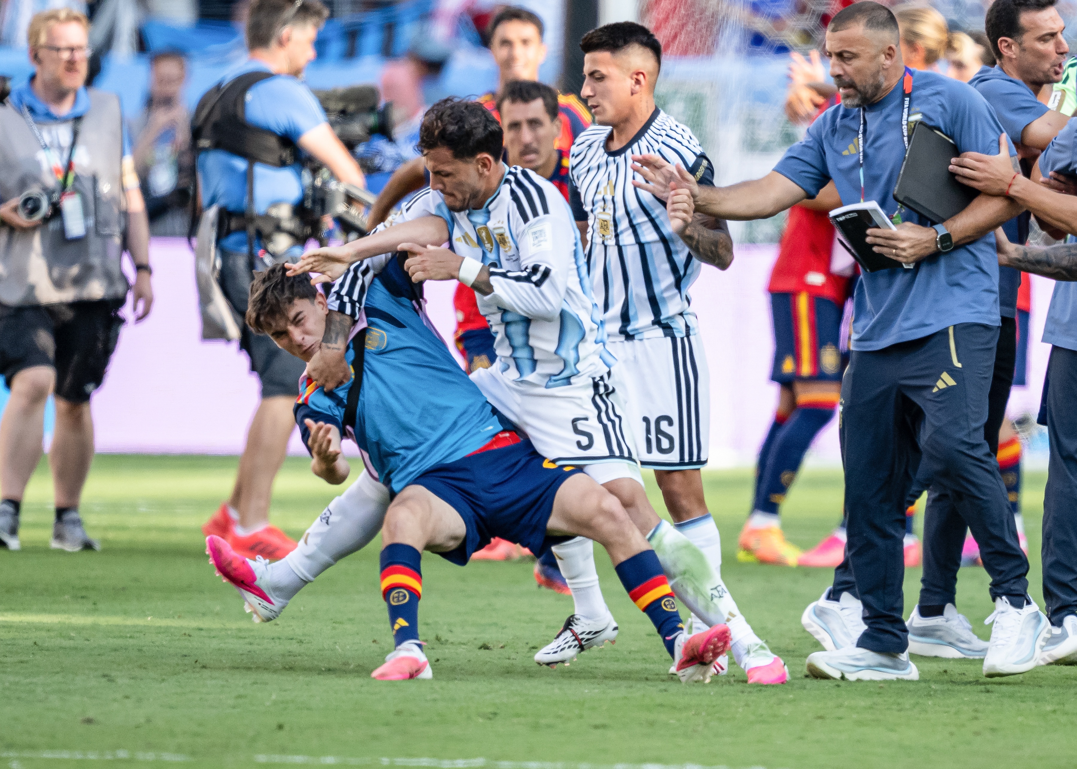 Leandro Paredes claws at Gavi's face and throws him to the ground