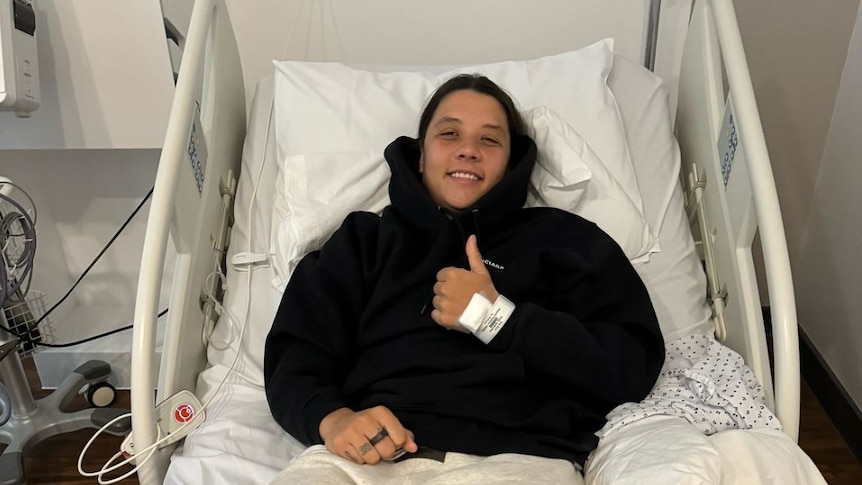 Samantha Kerr teilt einen optimistischen Social-Media-Beitrag aus dem Krankenhausbett, nachdem sie sich einer Kreuzbandoperation unterzogen hat