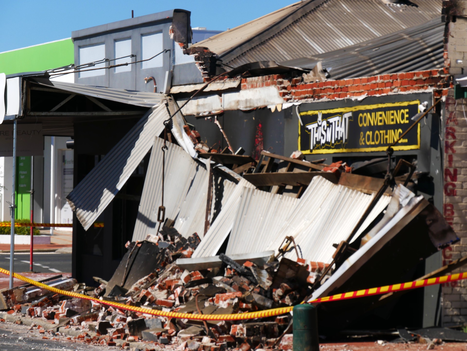Un montón de escombros tras un incendio en una tienda Conviniene en Spencer Street el 4 de enero de 2026.