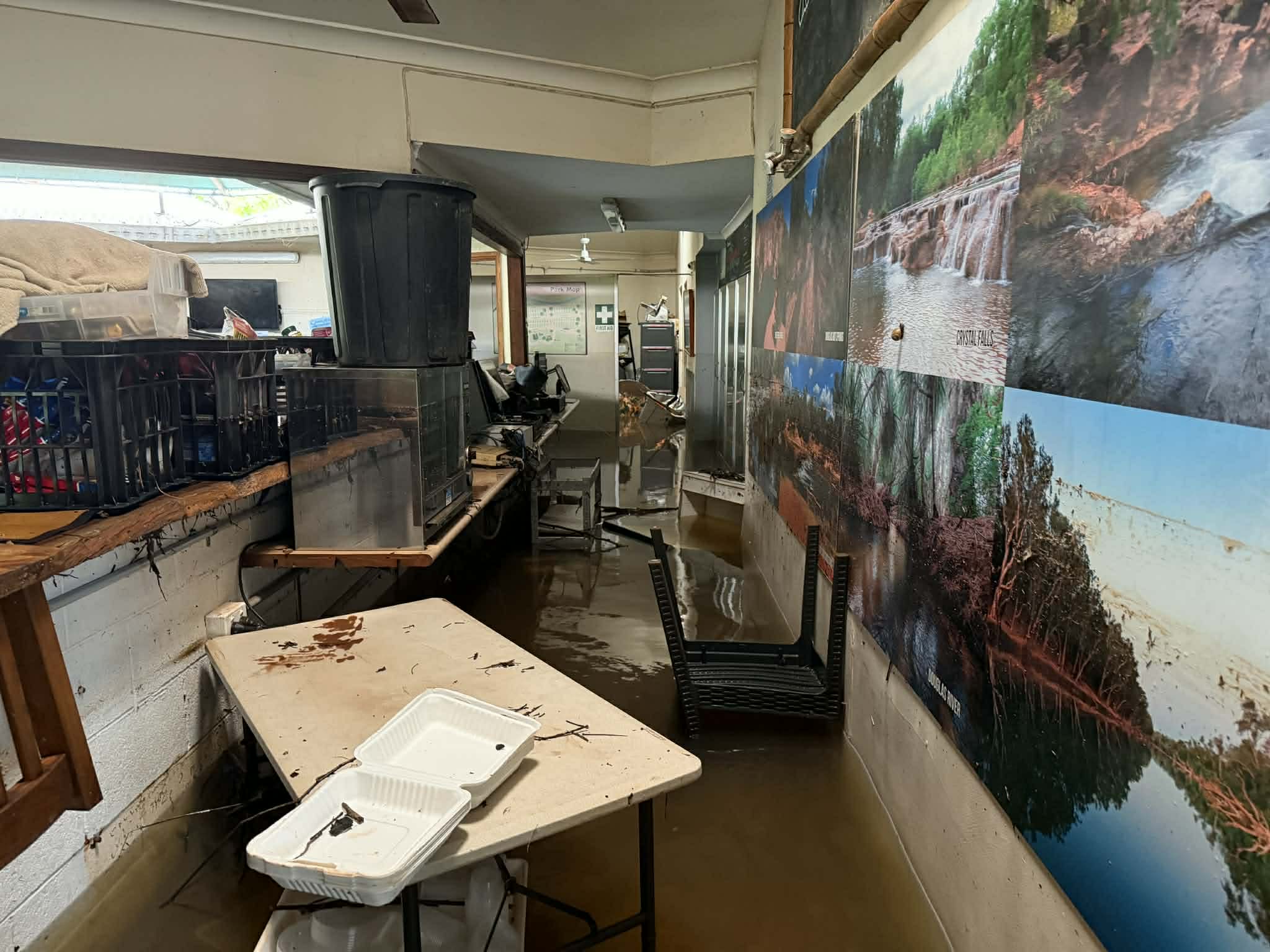 Una habitación con inundaciones en el interior.