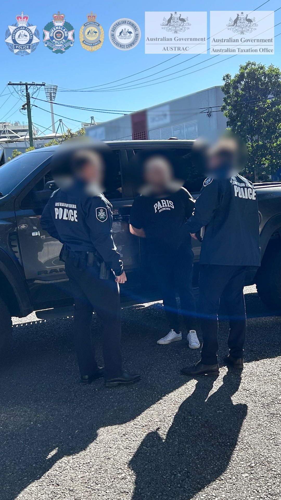 Полиция арестовывает мужчину