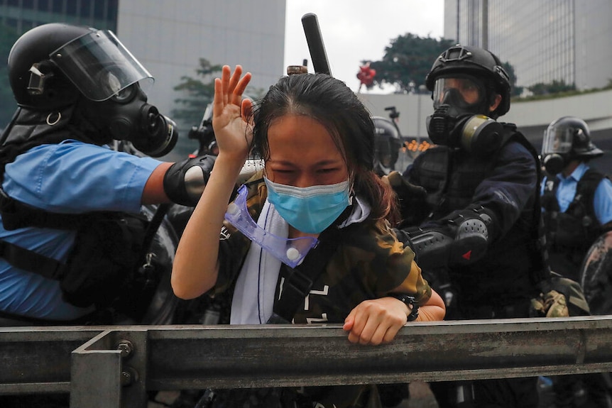 一名抗议者在“反送中”集会中与警察冲突