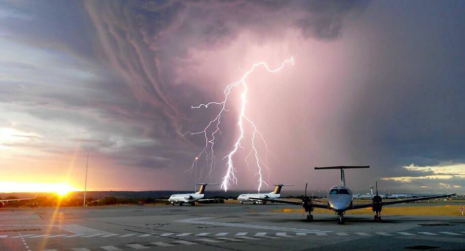 Гроза самолет фото World Turbulent Flight Routes: 8 most turbulent flight routes in the world Times