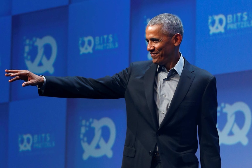 Former US President Obama waves to the crowd.