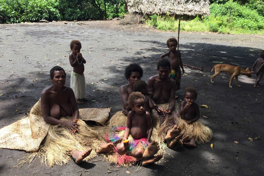 Tanna mothers relax with their children.