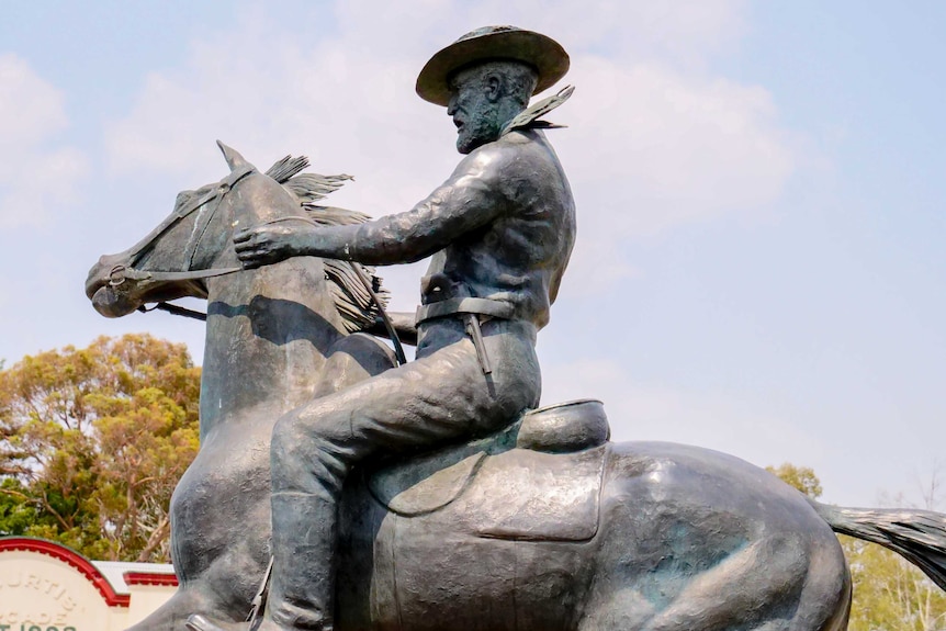 A statue of the bushranger Thunderbolt astride his horse