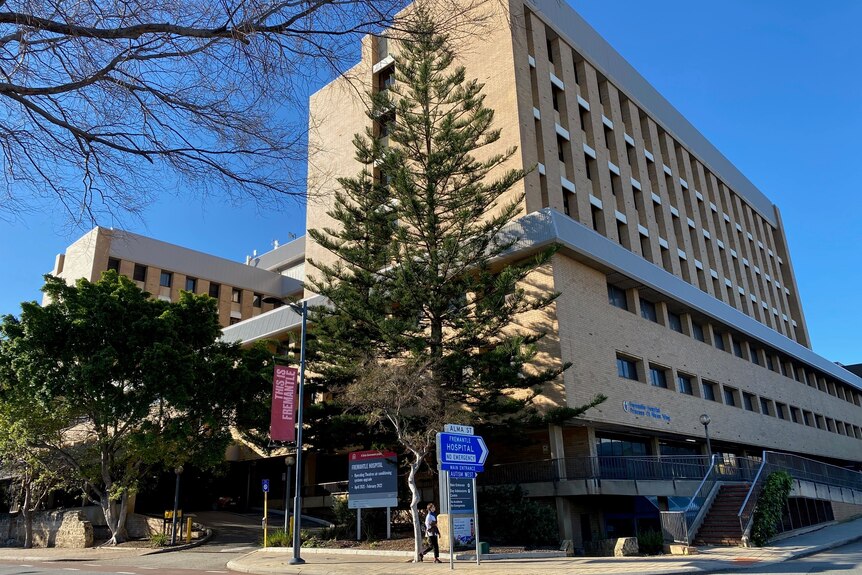 A wide shot of Fremantle Hospital.