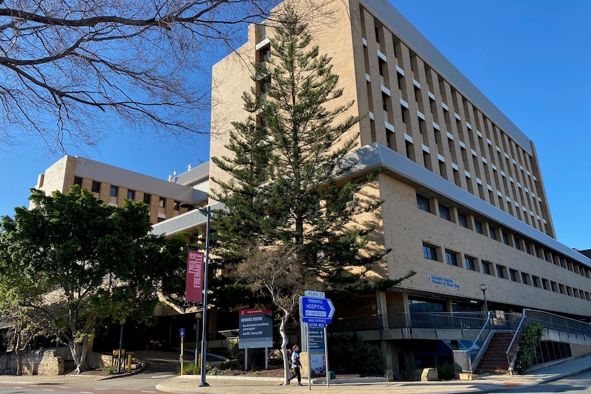 A wide shot of Fremantle Hospital.