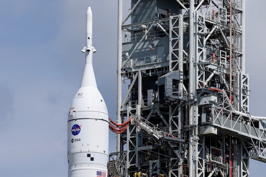 El cohete lunar de la NASA se encuentra en la plataforma de lanzamiento 39B en Cabo Cañaveral