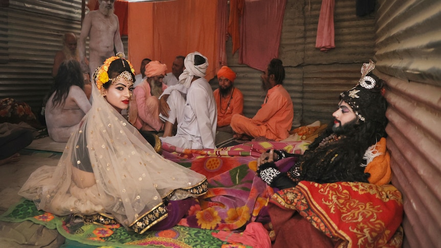 Eine Hindu-Frau nimmt an einem heiligen Ritual teil