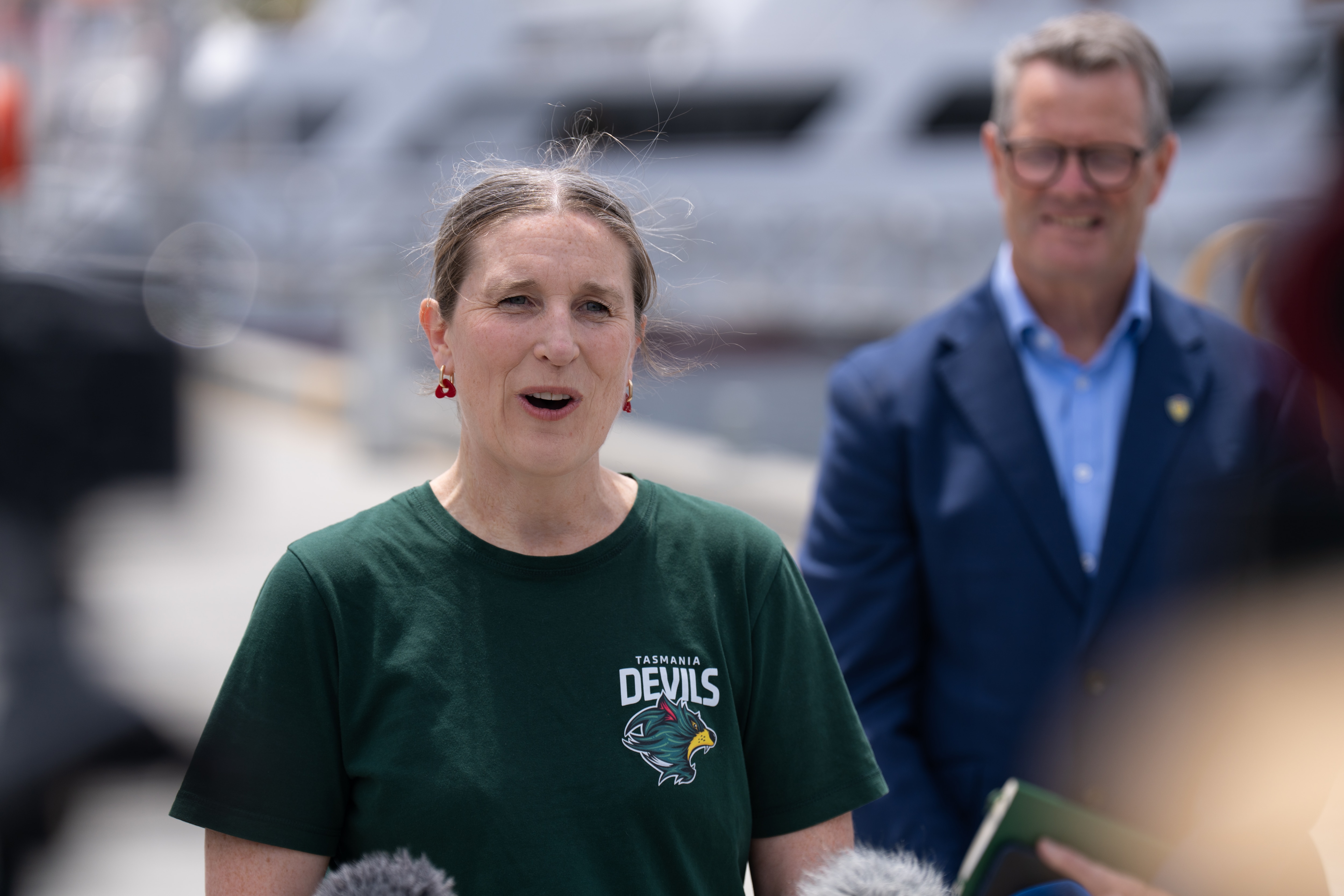 Mujer habla con los medios en conferencia de prensa