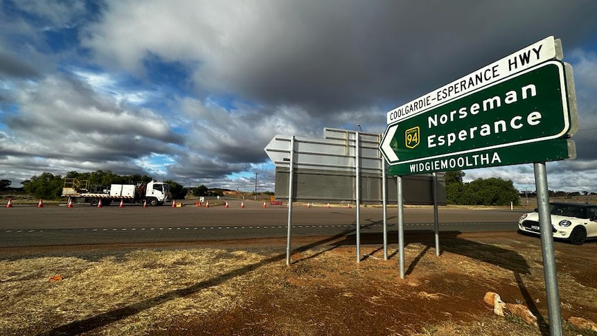road sign indicating the the Goldfelds-Esperance Highway 