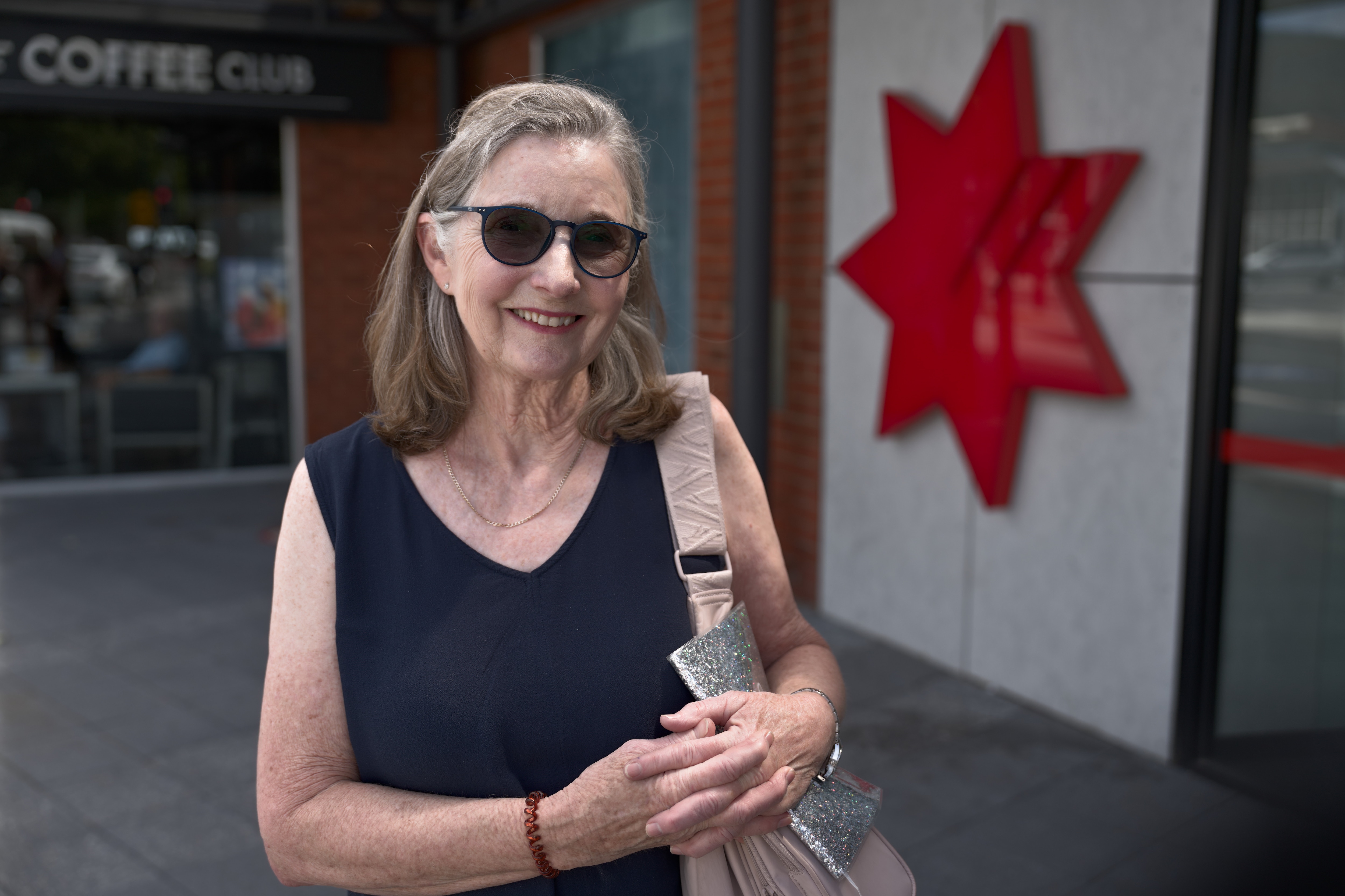 Una mujer mira a la cámara.