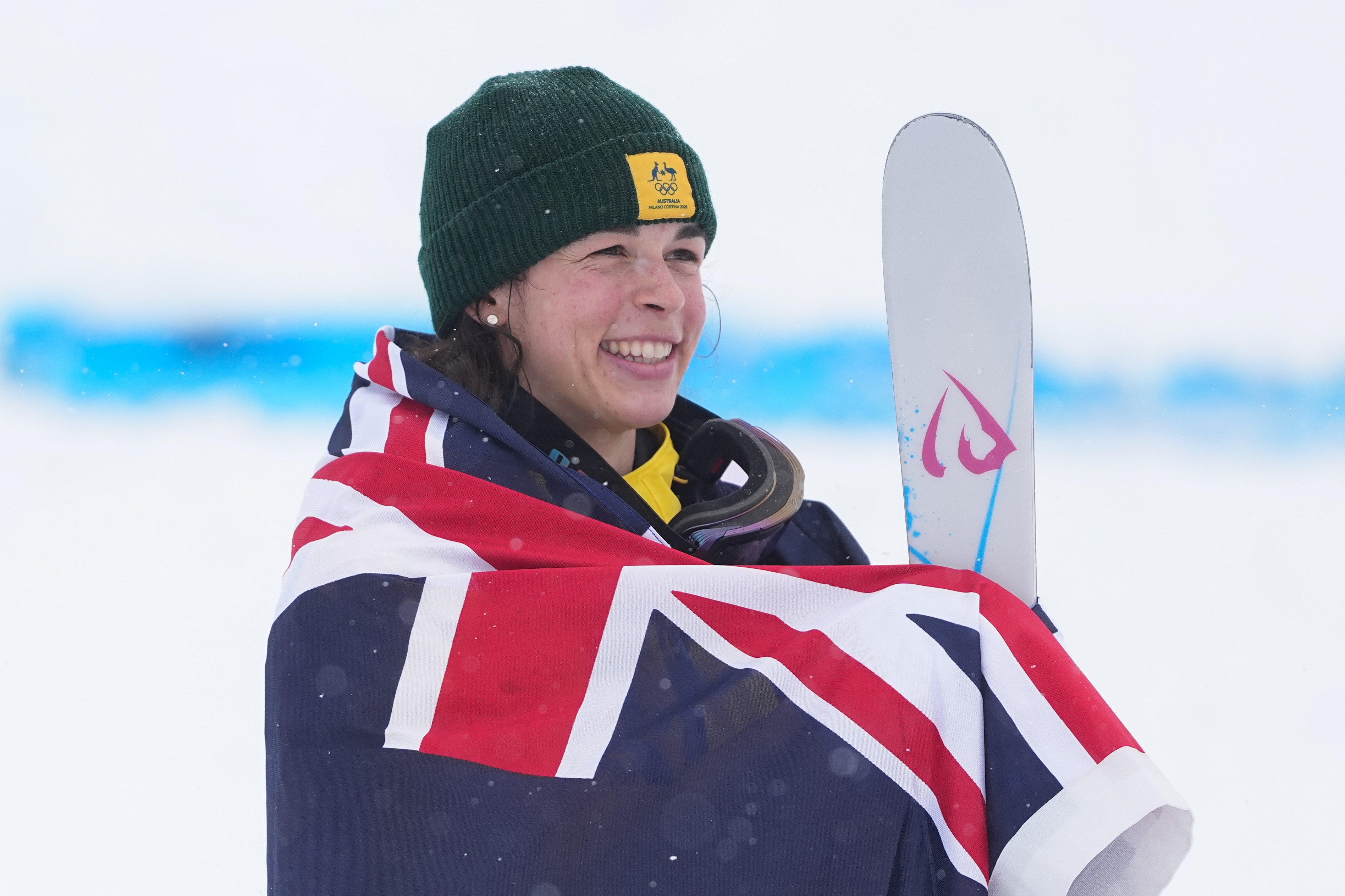 Jakara Anthony embrulhado na bandeira australiana.