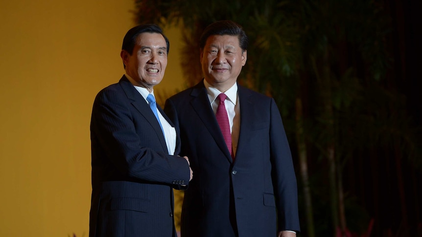 Xi Jinping and Ma Ying-jeou shake hands