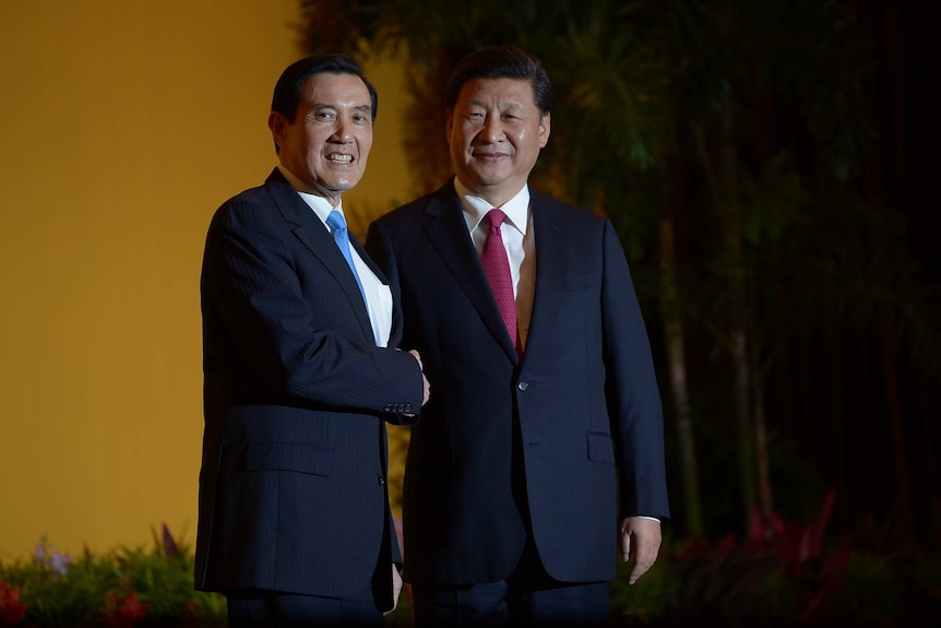 Xi Jinping and Ma Ying-jeou shake hands