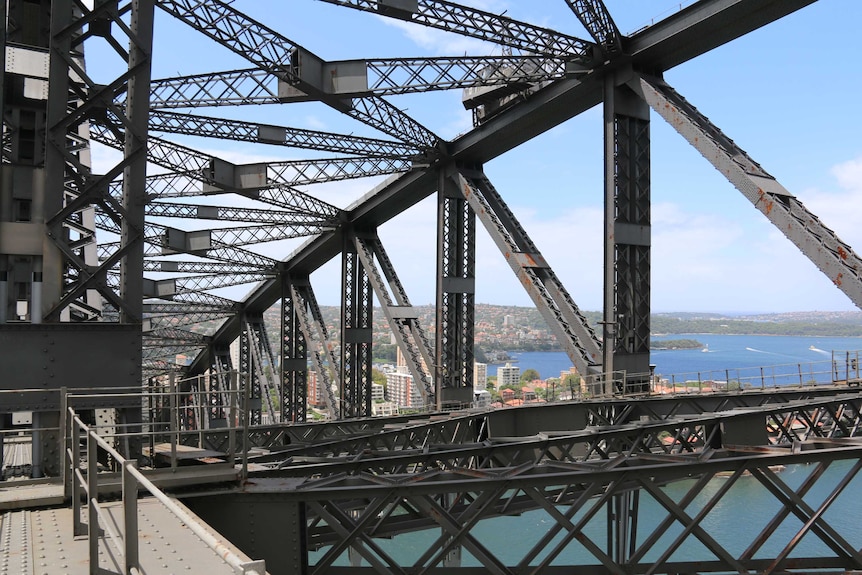 Robot now used to help with Harbour Bridge maintenance works