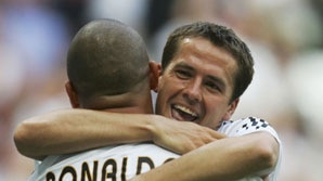 Michael Owen is congratulated by Ronaldo after scoring his goal.