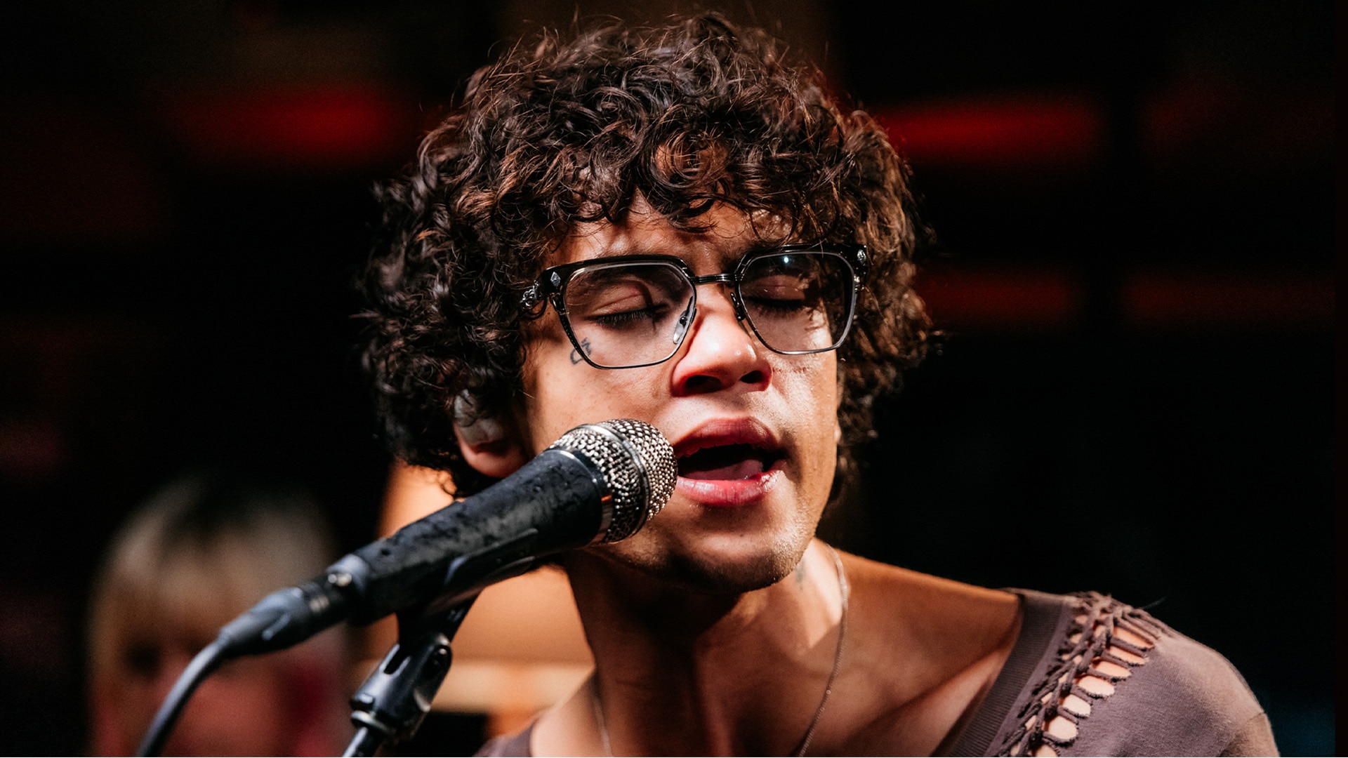 Dominic Fike singing into the microphone in the Like A Version studio