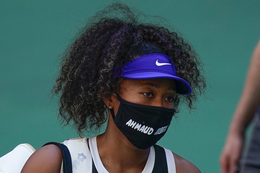 大阪府内奥米（Naomi Osaka）戴着黑色面具，名字用白色大写字母写成Ahmaud Arbery