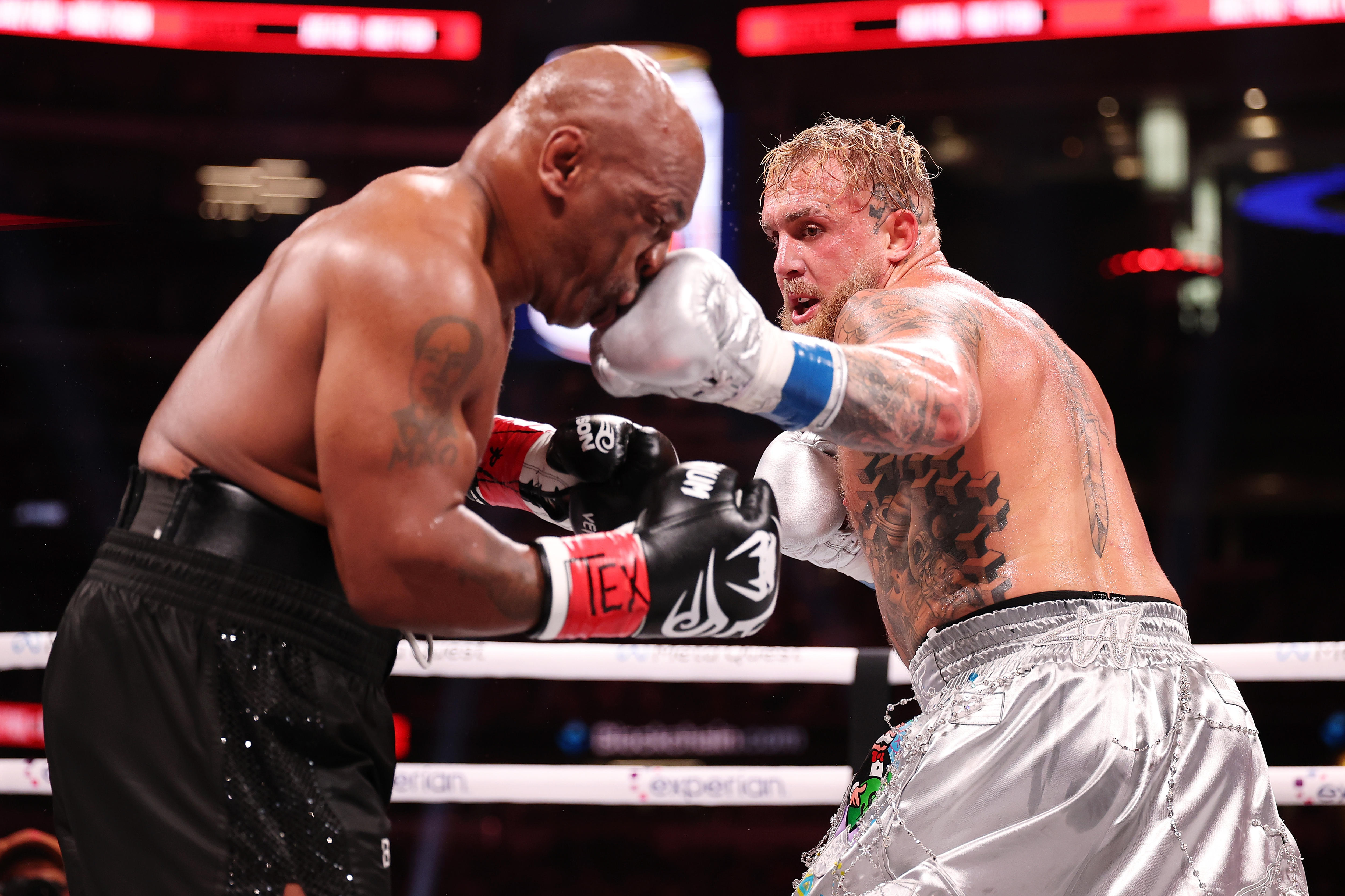Jake Paul acerta Mike Tyson no rosto com um gancho de esquerda