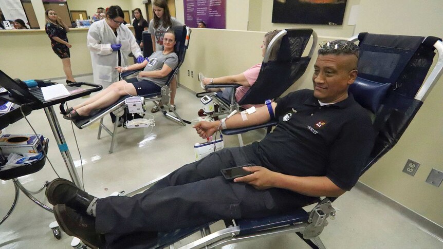 people donate blood