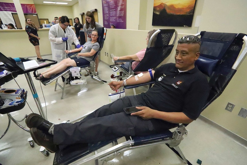 people donate blood