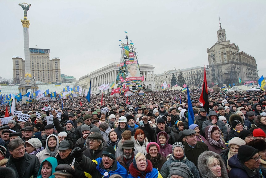 Ukraine protesters clear city hall