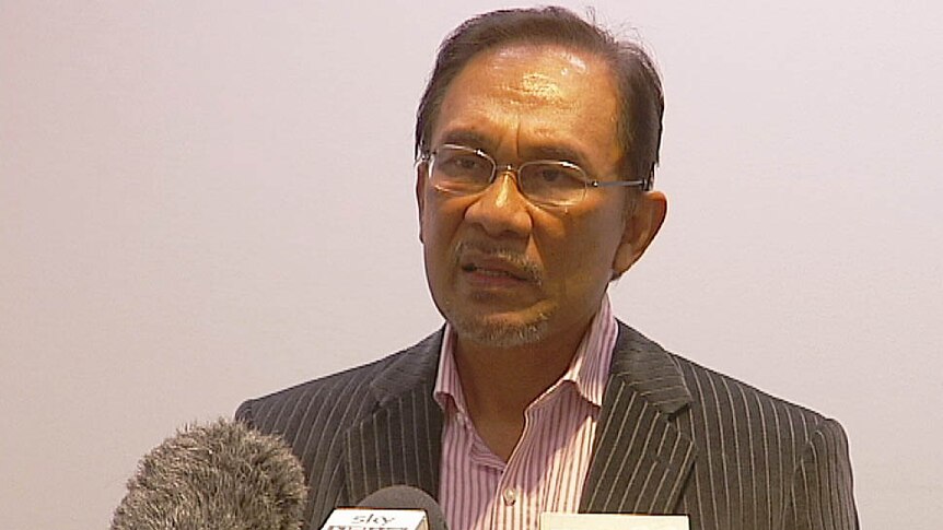 Anwar Ibrahim speaks with media on arrival in Adelaide