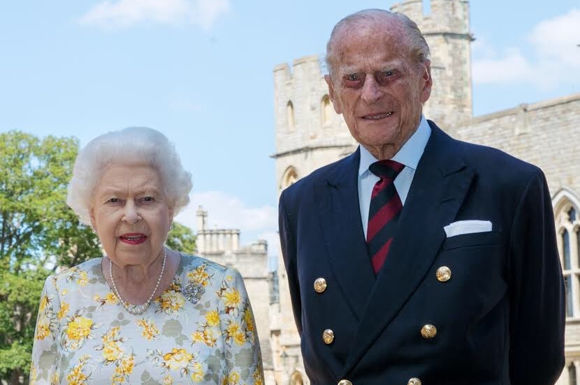 由于新冠疫情，伊丽莎白二世女王和菲利普亲王在温莎城堡度过了他们的最后一年。e Philip, in the quadrangle of Windsor Castle.