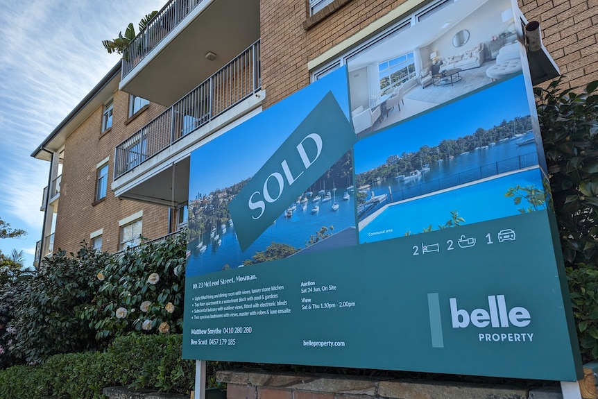 Una pegatina vendida en un cartel de venta de un apartamento de dos habitaciones en el suburbio de Mosman, junto al puerto de Sydney.