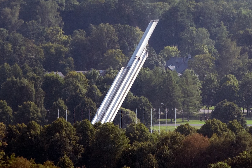 Une grande colonne de béton tombant, capturée en diagonale