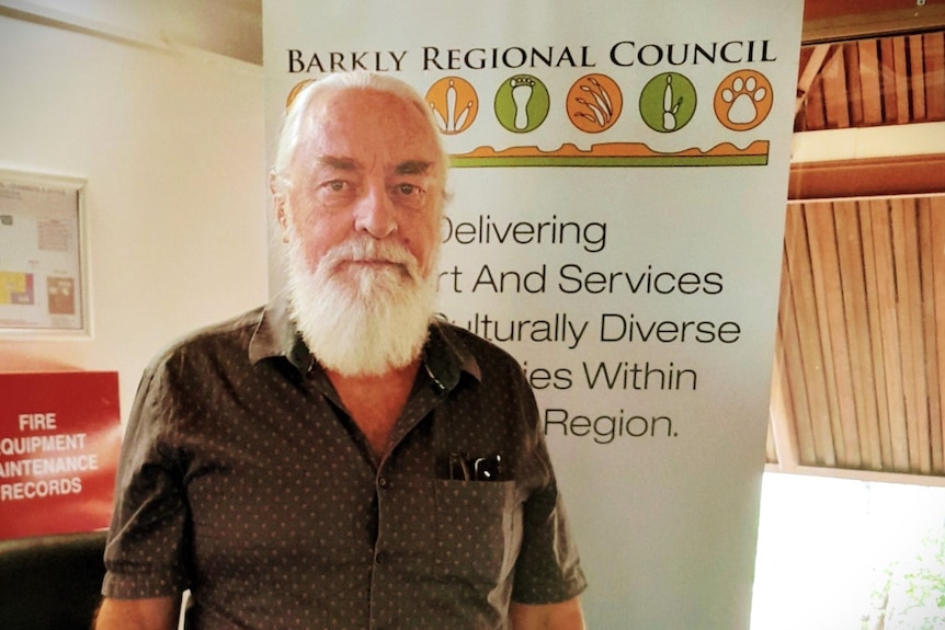 Un hombre con barba dentro del edificio del Consejo Regional de Barkly.