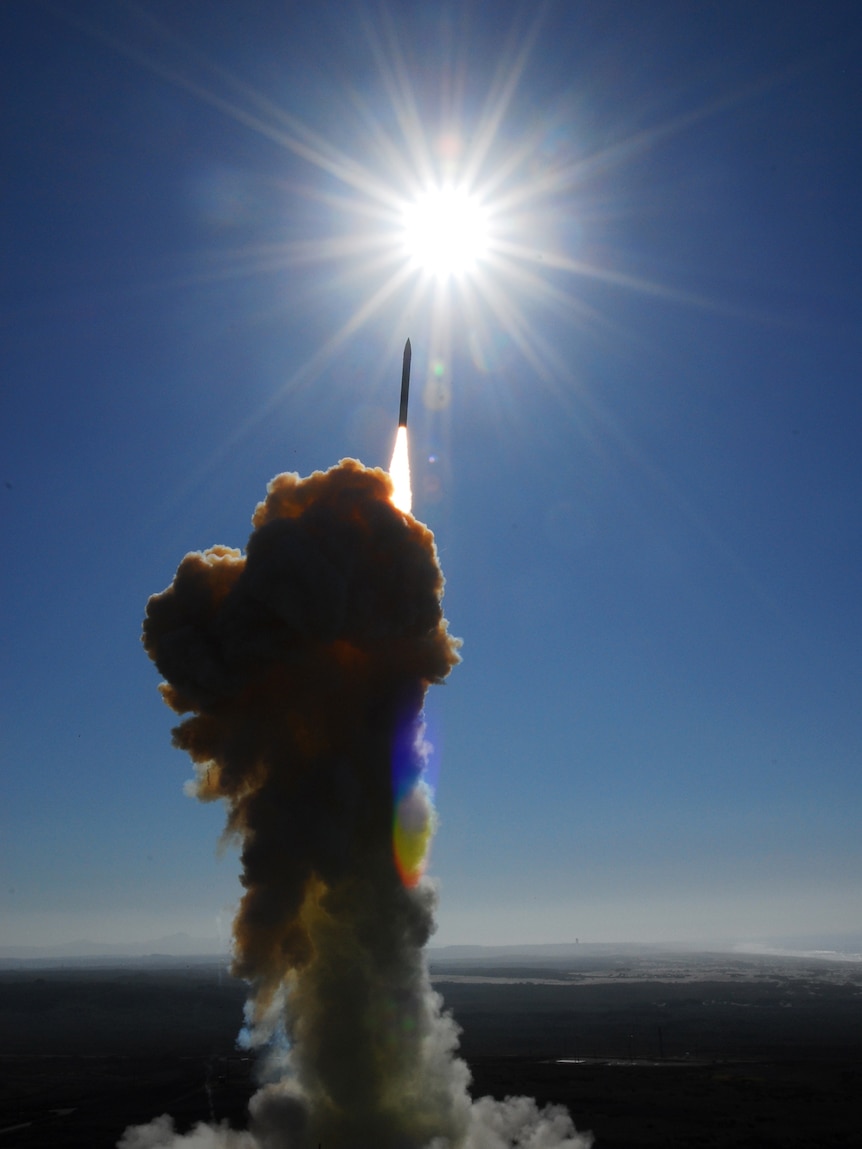 Lanzamiento de un misil a la atmósfera.