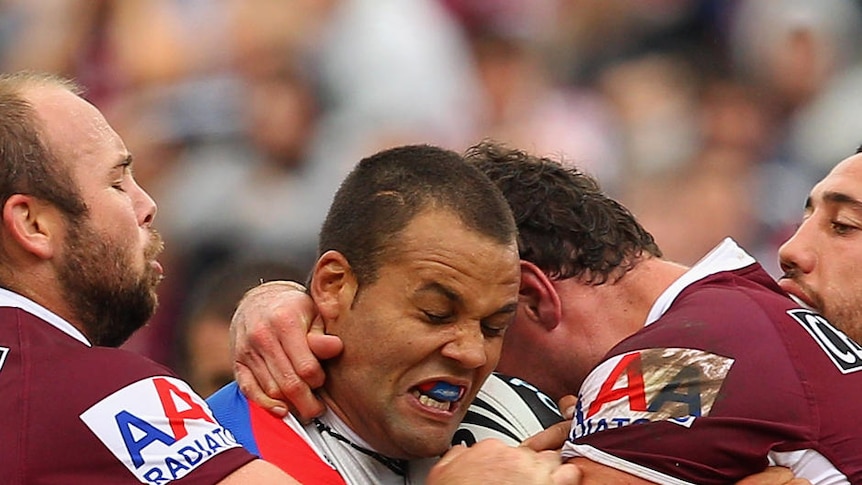 Evarn Tuimavave tries to go it alone against the Manly defence.
