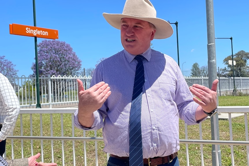 Barnaby Joyce wearing an Akubra speaking at Singleton railway station.