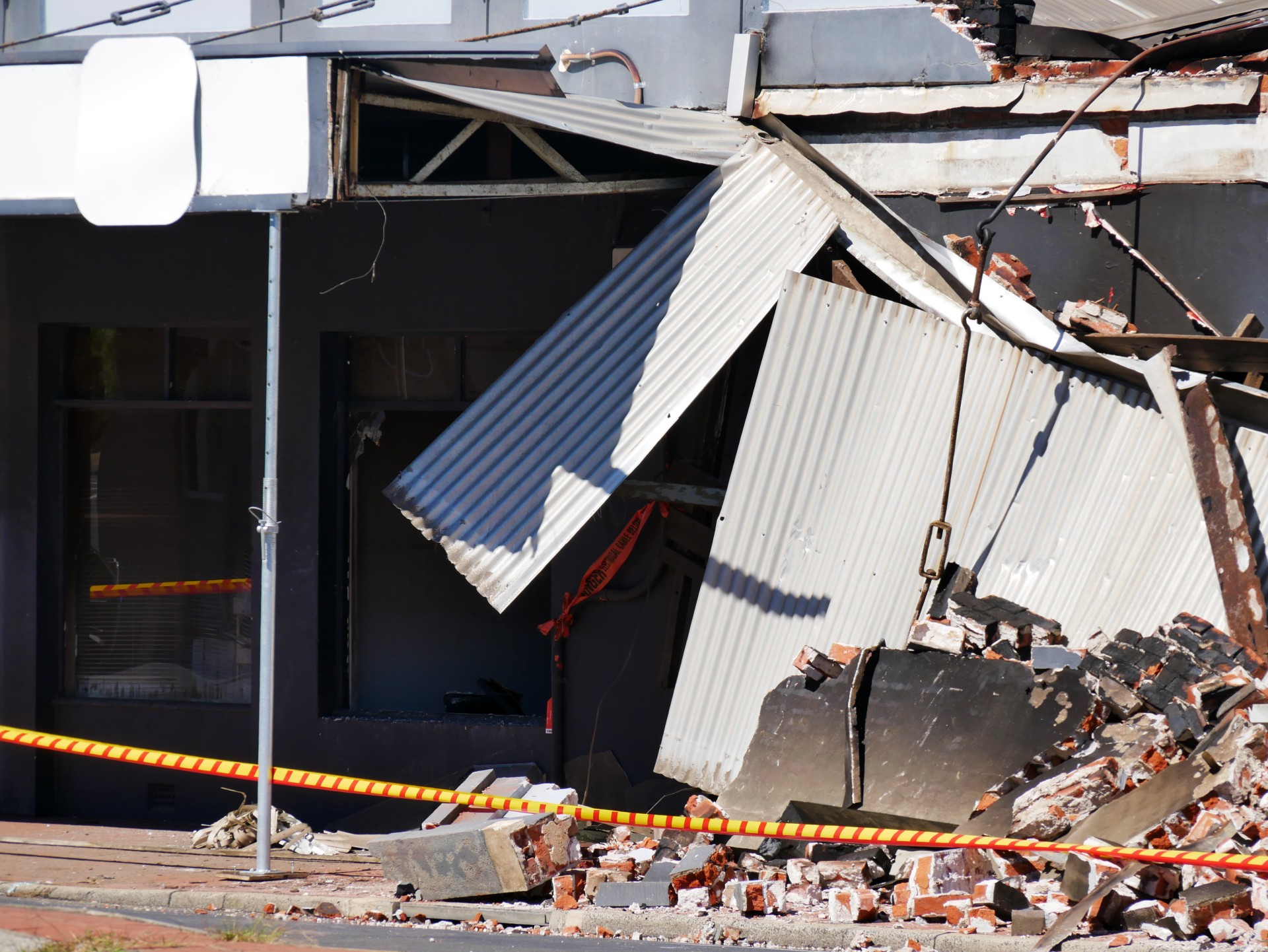 Parte del techo cuelga después de un incendio en una tienda en Bunbury