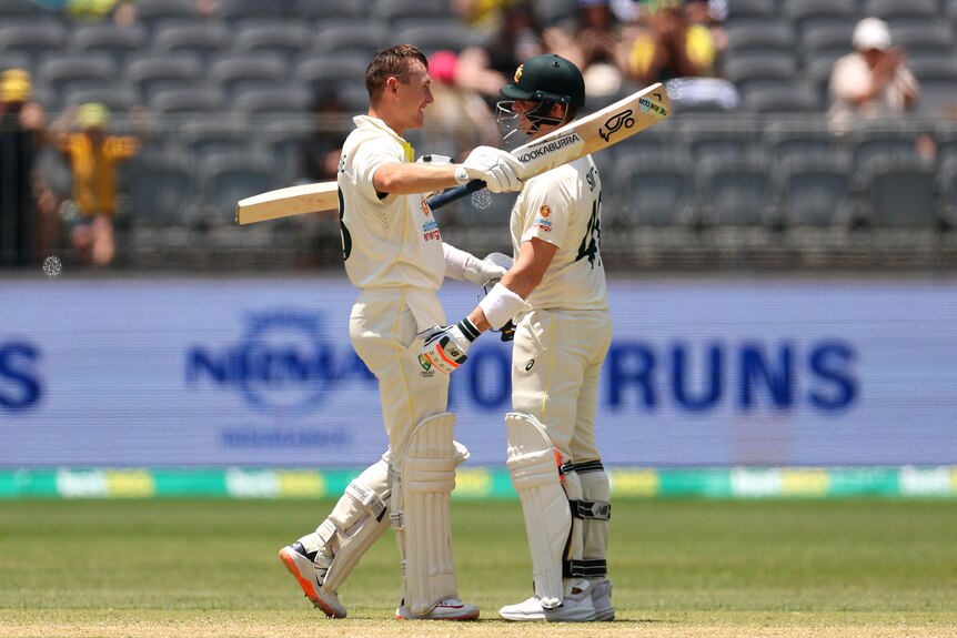Los bateadores de Australia Marnus Labuschagne y Steve Smith se abrazan durante una prueba contra las Indias Occidentales.