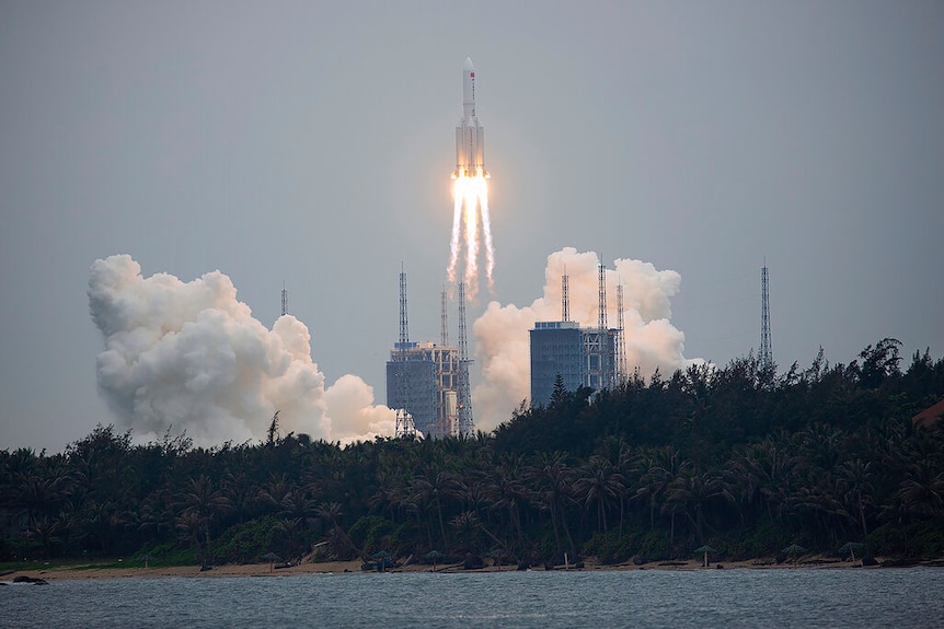 Un missile Long March 5B che trasporta un modulo della stazione spaziale cinese decolla dal sito di lancio del veicolo spaziale Wenchang.