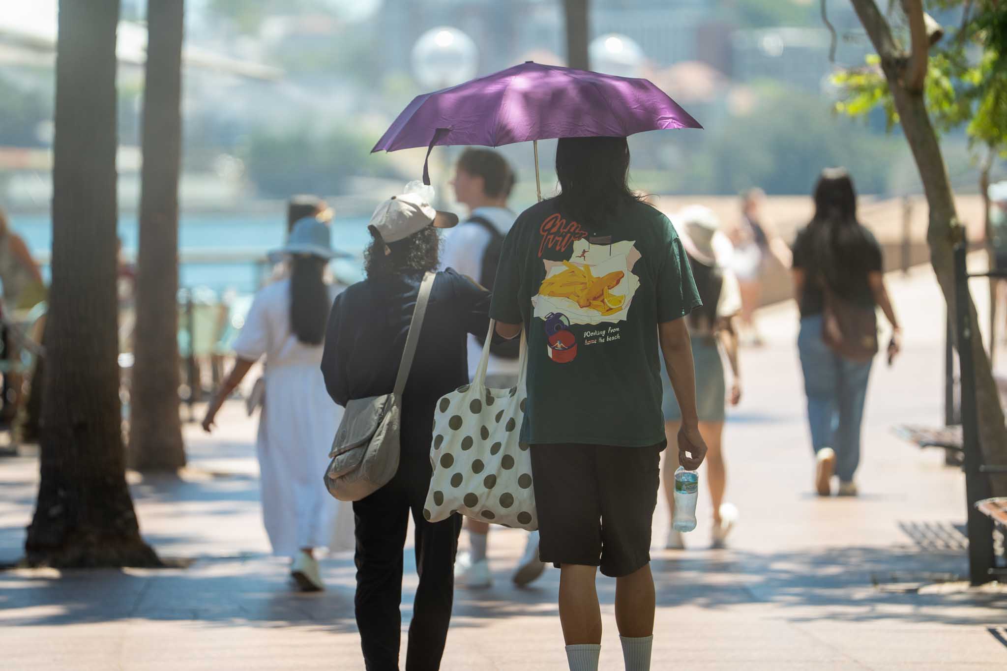 Pessoas circulando durante a onda de calor de Sydney.